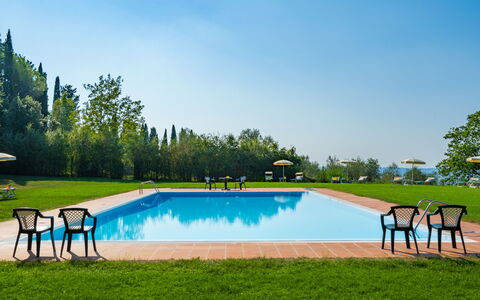 Tenuta di Pratello 24: Blau, Schwimmbad, Resort, Garten, Freizeit, Schatten, Eco Hotel, Rasen, Landscaping, Park