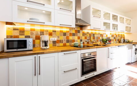 Torre Angelina 10+2: Küche, Küchengerät, Countertop, Major Appliance, Interior Design, Cabinetry, Flooring, Haushaltsgerät, Fliese, Herd