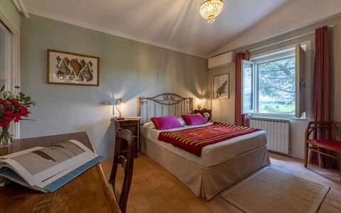 Villa Caterina 8: Möbel, Interior Design, Bett, Wand, Schlafzimmer, Bettdecke, Zimmer, Flooring, Decke, Holz