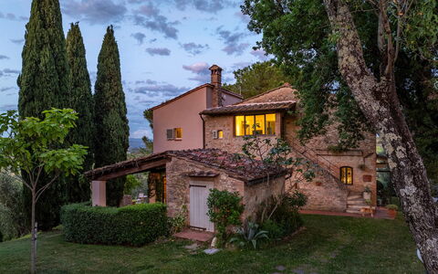 Villa Caterina 8: Gebäude, Haus, Zuhause, Dach, Strauch, Hütte, Die Architektur, Wohngebiet, Estate, Ländliches Gebiet