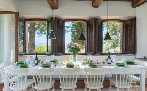 Podere Fabbrica 12: Möbel, Interior Design, Tabelle, Holz, Esszimmer, Stuhl, Küche & Esszimmer Tisch, Decke, Beleuchtung, Zimmer