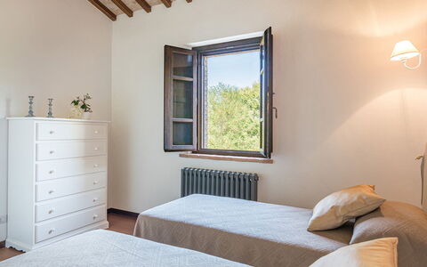 Podere di Salci 10: Bett, Schlafzimmer, Interior Design, Holz, Bedding, Bettdecke, Möbel, Zimmer, Flooring, Bettrahmen