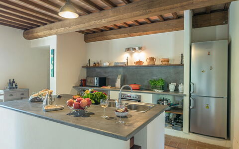 Podere di Salci 10: Küche, Möbel, Countertop, Interior Design, Wand, Flooring, Küchengerät, Holz, Cabinetry, Zuhause
