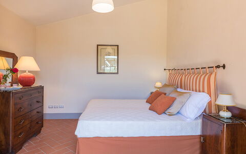 Villa Santa Maria 14: Möbel, Bett, Interior Design, Schlafzimmer, Flooring, Holz, Bettdecke, Fussboden, Bedding, Zimmer