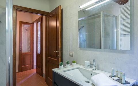 Villa Santa Maria 14: Flooring, Interior Design, Armatur, Wand, Fussboden, Holz, Badezimmer, Sinken, Bad Sink, Zapfhahn