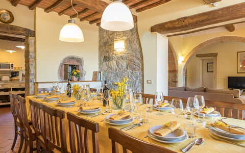Villa Santa Maria 14: Möbel, Interior Design, Esszimmer, Tabelle, Küche & Esszimmer Tisch, Flooring, Zuhause, Stuhl, Decke, Beleuchtung