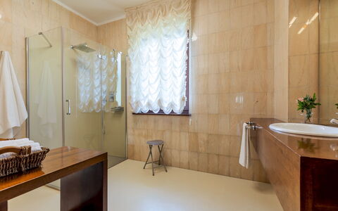 Villa Costanza 6: Flooring, Fussboden, Interior Design, Wand, Armatur, Badezimmer, Decke, Installation, Zapfhahn, Beleuchtung