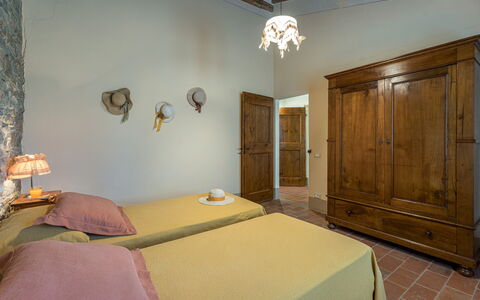 Nonno Fernando 14: Möbel, Interior Design, Wand, Schlafzimmer, Flooring, Holz, Bett, Fussboden, Decke, Zimmer