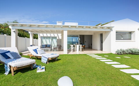 Villa Amar 4: Zuhause, Estate, Veranda, Garten, Gartenmöbel, Schatten, Outdoor Struktur, Landscaping, Stuhl, Pergola