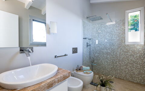 Villa Amar 4: Badezimmer, Armatur, Flooring, Wand, Interior Design, Bad Sink, Sinken, Fussboden, Zapfhahn, Zuhause