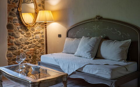 Podere Bellaria 18+2: Möbel, Interior Design, Beleuchtung, Fussboden, Zimmer, Dekokissen, Zuhause, Kissen, Wohnzimmer, Couch