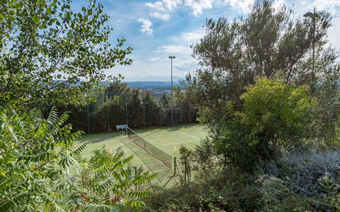 Villa Ambrah 12+1: Baum, Tennisplatz, Basketball Platz, Netz, Park, Kunstrasen