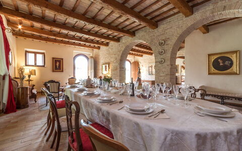 Villa Ambrah 12+1: Möbel, Decke, Stuhl, Villa, Estate, Esszimmer, Küche & Esszimmer Tisch, Restaurant, Zimmerpflanze, Hotel