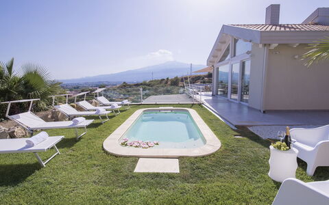 Villa Aura 6: Schwimmbad, Resort, Gartenmöbel, Estate, Eco Hotel, Regenschirm, Schatten, Landscaping, Villa, Hazienda