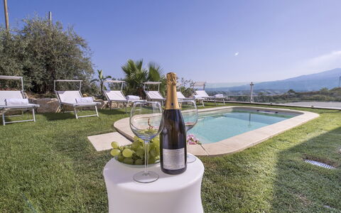 Villa Aura 6: Landschaft, Hügel, Resort, Schwimmbad, Gebirge, Gartenmöbel, Landscaping, Eco Hotel, Sonnenliege, Ferienort