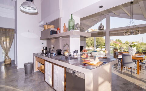 Villa Aura 6: Küche, Möbel, Interior Design, Flooring, Countertop, Zuhause, Decke, Fussboden, Stuhl, Beleuchtung