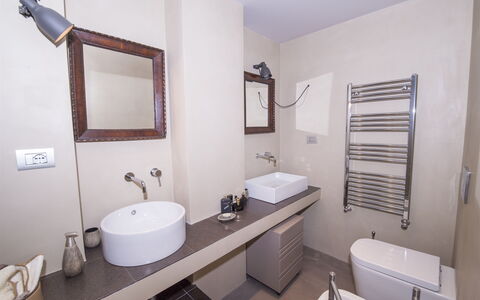Villa Aura 6: Badezimmer, Bad Sink, Armatur, Flooring, Sinken, Interior Design, Fussboden, Wand, Zapfhahn, Spiegel