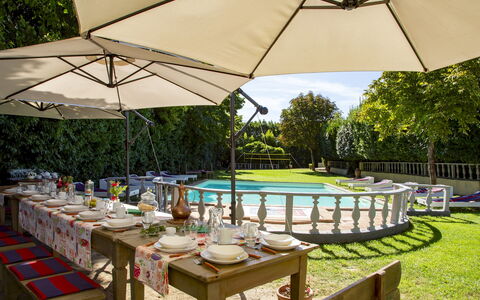 Villa delle Sophore 12: Möbel, Gartenmöbel, Tabelle, Stuhl, Regenschirm, Tisch Im Freien, Schatten, Schwimmbad, Resort, Garten