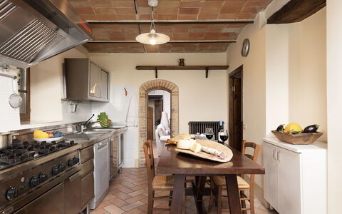 Villa di Morice 14: Möbel, Küche, Interior Design, Flooring, Countertop, Küchengerät, Cabinetry, Holz, Decke, Fussboden
