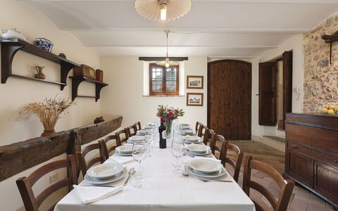 Villa di Morice 14: Möbel, Interior Design, Tabelle, Holz, Esszimmer, Küche & Esszimmer Tisch, Decke, Flooring, Stuhl, Beleuchtung
