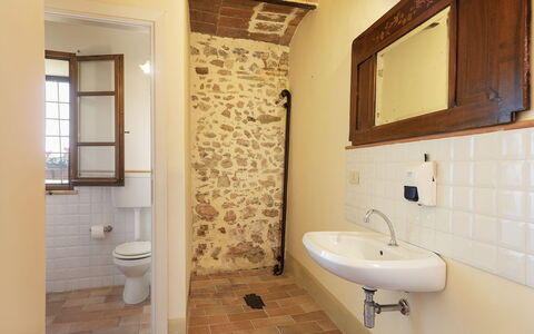 Villa di Morice 14: Wand, Flooring, Armatur, Fussboden, Interior Design, Tür, Badezimmer, Installation, Zimmer, Decke