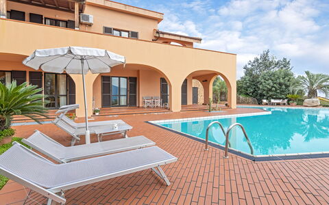 Villa Elda 6: Schwimmbad, Resort, Gartenmöbel, Eco Hotel, Hazienda, Hotel, Villa, Stuhl, Ferienort