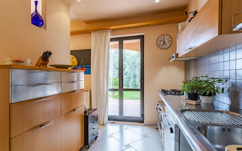Villa Elda 6: Küche, Countertop, Interior Design, Möbel, Flooring, Holz, Küchengerät, Cabinetry, Major Appliance, Zuhause