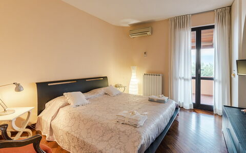 Villa Elda 6: Bett, Interior Design, Schlafzimmer, Möbel, Zimmer, Bettdecke, Fussboden, Flooring, Bedding, Decke