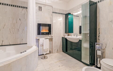 Villa Elda 6: Flooring, Interior Design, Armatur, Fussboden, Badezimmer, Badewanne, Zimmer, Installation, Zapfhahn, Decke