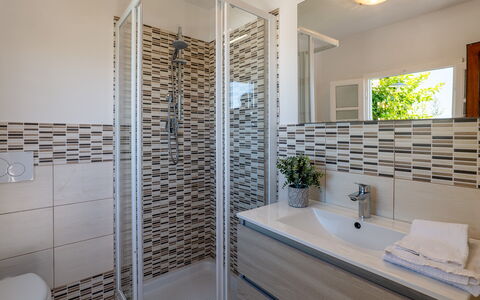 Villa Elena 9+1: Flooring, Interior Design, Armatur, Fussboden, Badezimmer, Bad Sink, Installation, Sinken, Zapfhahn, Fliese