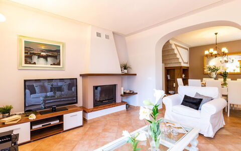Villa Elena 9+1: Möbel, Interior Design, Flooring, Holz, Zimmer, Wohnzimmer, Fussboden, Zuhause, Decke, Couch