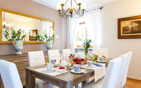 Villa Elena 9+1: Möbel, Interior Design, Tabelle, Zimmer, Esszimmer, Flooring, Küche & Esszimmer Tisch, Textil, Bilderrahmen, Beleuchtung