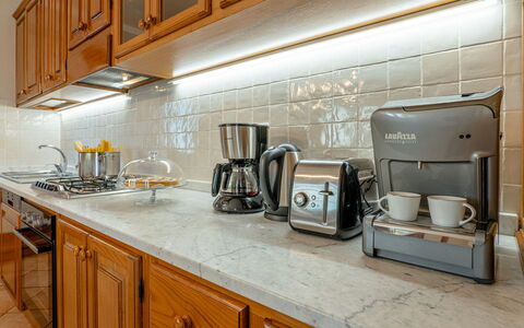 Villa Elena 9+1: Küchengerät, Küche, Countertop, Interior Design, Major Appliance, Haushaltsgerät, Flooring, Cabinetry, Beleuchtung, Kleingeräte