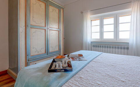 Villa Elena 9+1: Schlafzimmer, Interior Design, Holz, Bett, Möbel, Fussboden, Zimmer, Bettdecke, Flooring, Bedding