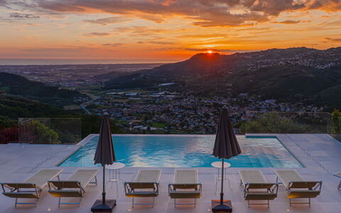 Villa Elena 9+1: Schwimmbad, Hügel, Dämmerung, Afterglow, Sonnenaufgang, Freizeit, Sonnenuntergang, Bergstation, Abend, Eco Hotel