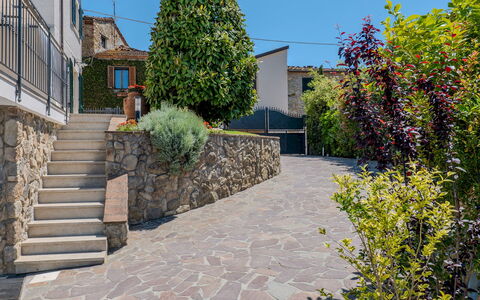 Villa Elena 9+1: Flagstone, Cobblestone, Schatten, Steinwand, Walkway, Garten, Beton, Landscaping, Blumentopf