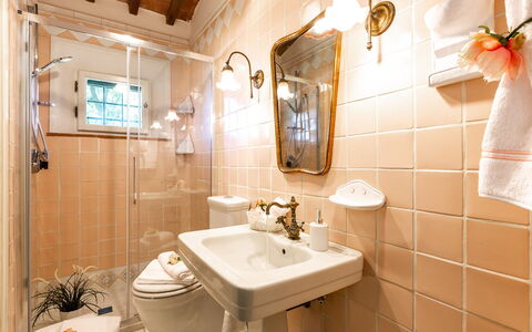 Villa Elisa 16: Badezimmer, Armatur, Bad Sink, Interior Design, Sinken, Zapfhahn, Flooring, Badewanne, Installation, Fussboden