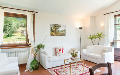 Villa Fabi 6+2: Möbel, Flooring, Interior Design, Couch, Wohnzimmer, Fussboden, Tabelle, Zimmer, Beleuchtung, Stuhl