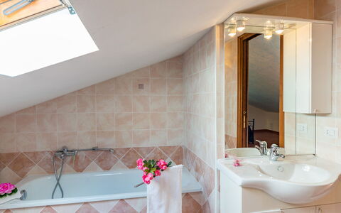 Villa Fabi 6+2: Armatur, Interior Design, Flooring, Decke, Badezimmer, Fussboden, Möbel, Installation, Zapfhahn, Beleuchtung
