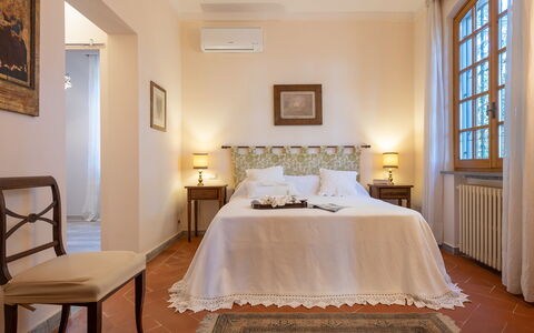 Villa Fiorentini 10: Möbel, Interior Design, Flooring, Holz, Fussboden, Decke, Zimmer, Schlafzimmer, Bett, Beleuchtung