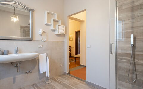 Villa Fiorentini 10: Flooring, Fussboden, Interior Design, Zimmer, Möbel, Beleuchtung, Armatur, Decke, Zuhause, Tür