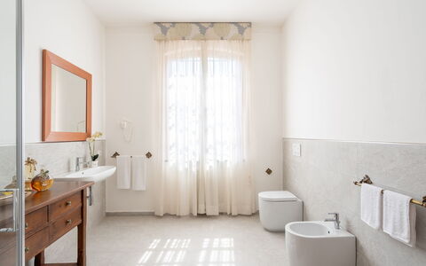 Villa Fiorentini 10: Wand, Flooring, Armatur, Fussboden, Interior Design, Badezimmer, Zapfhahn, Installation, Sinken, Bad Sink