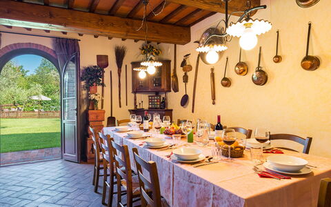 Villa Gino 8+2: Möbel, Tabelle, Holz, Interior Design, Stuhl, Decke, Küche & Esszimmer Tisch, Esszimmer, Beleuchtung, Light Fixture