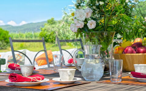 Villa Il Meluccio 12: Geschirr, Tabelle, Möbel, Servierware, Drinkware, Essen, Dishware, Obst, Teller, Tischdecke