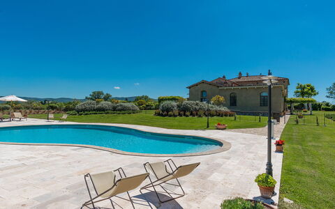 Villa le Chiarne 22: Himmel, Blau, Schwimmbad, Estate, Gartenmöbel, Landscaping, Rasen, Schatten, Hazienda, Villa