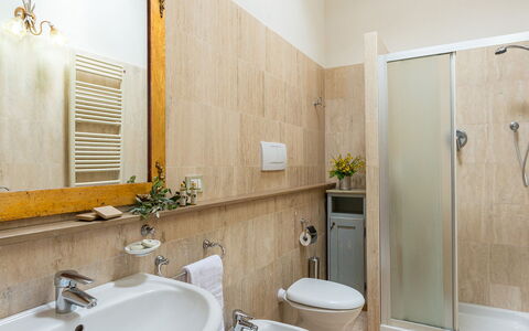 Villa le Chiarne 22: Flooring, Interior Design, Fussboden, Armatur, Holz, Sinken, Zimmer, Badezimmer, Bad Sink, Beleuchtung
