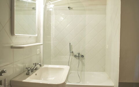 Le Caselle 26: Badezimmer, Armatur, Wand, Flooring, Interior Design, Fussboden, Badewanne, Zapfhahn, Bad Sink, Installation