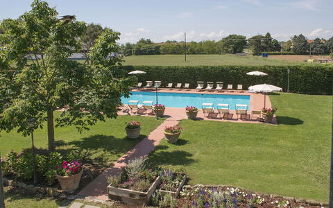 Le Caselle 26: Strauch, Schwimmbad, Resort, Garten, Freizeit, Estate, Eco Hotel, Schatten, Landscaping, Hazienda