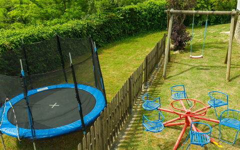 La Villa Dina 10: Trampolining - Geräte Und Materialien, Blau, Trampolin, Trampolin Springen, Spielmittel, Schatten, Freizeit, Garten, Spielplatz, Rasen