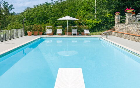 La Villa Dina 10: Schwimmbad, Blau, Wasser, Resort, Gartenmöbel, Freizeit, Verbundwerkstoff, Eco Hotel, Thermae, Sonnenliege
